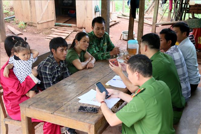 Tổ công nghệ số xã Dân Hóa (Quảng Trị) về tận các thôn bản hỗ trợ người dân định danh điện tử và giải quyết thủ tục hành chính. (Ảnh: Tá Chuyên/TTXVN)